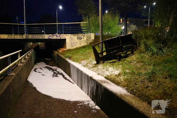 Bankstel brandt volledig uit bij tunnel