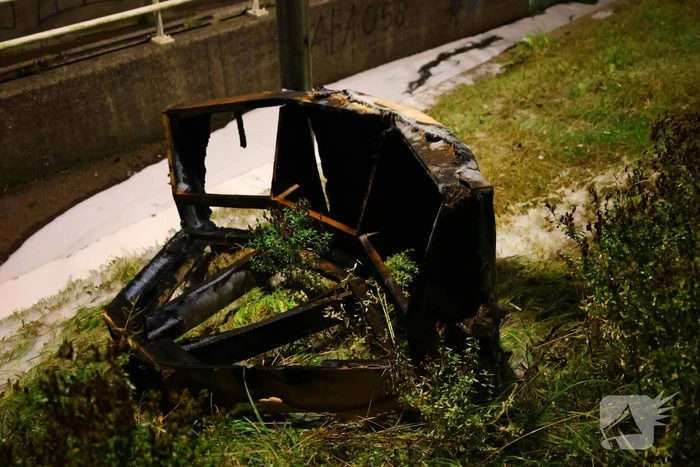 Bankstel brandt volledig uit bij tunnel