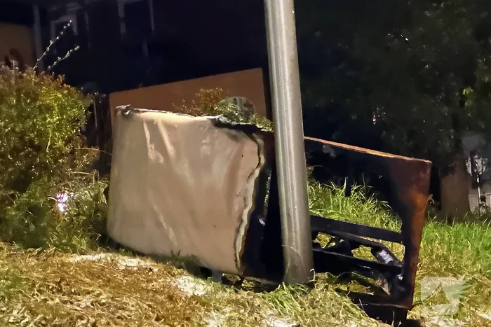 Bankstel brandt volledig uit bij tunnel