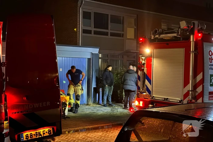 Brandweerlieden blussen brandend gebouw