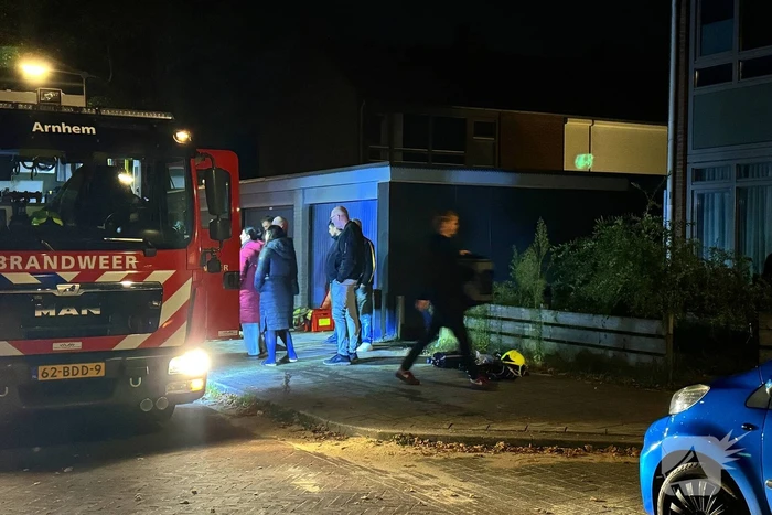 Brandweerlieden blussen brandend gebouw