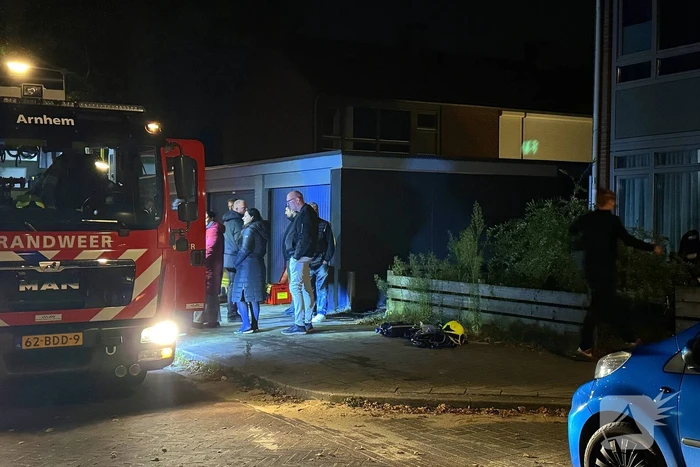 Brandweerlieden blussen brandend gebouw