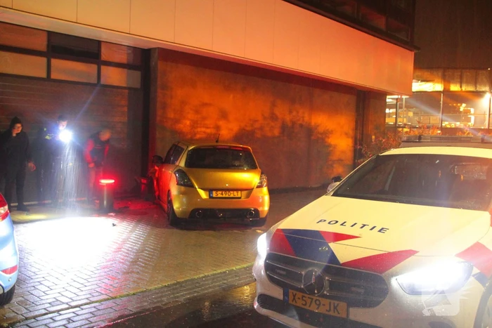 Auto crasht tegen gebouw, inzittenden ongedeerd