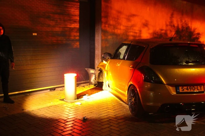 Auto crasht tegen gebouw, inzittenden ongedeerd