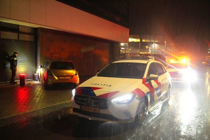 Auto crasht tegen gebouw, inzittenden ongedeerd