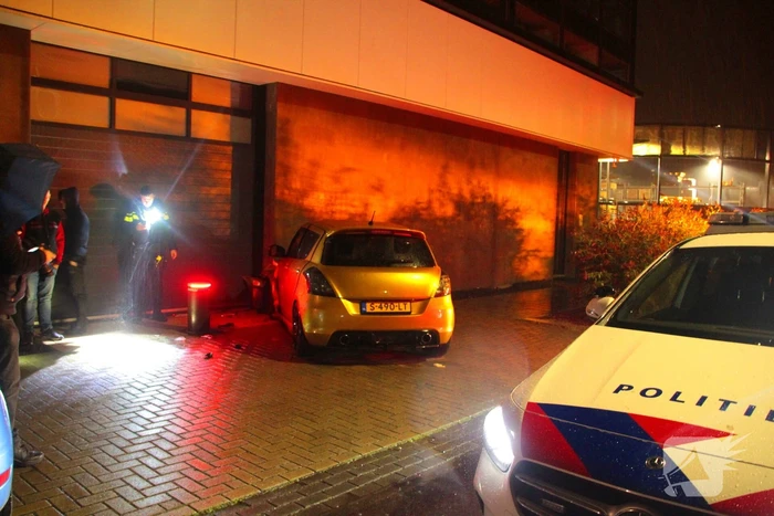 Auto crasht tegen gebouw, inzittenden ongedeerd