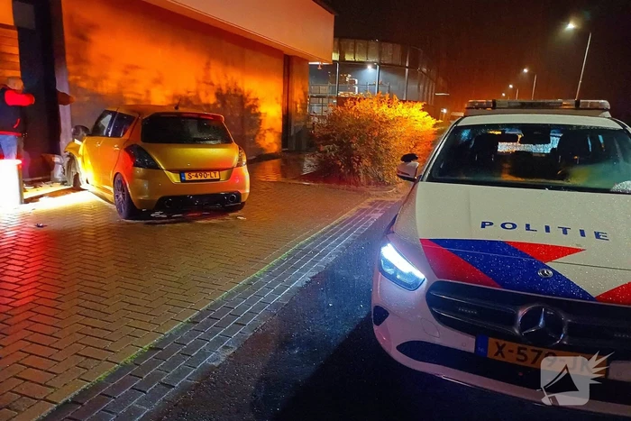Auto crasht tegen gebouw, inzittenden ongedeerd