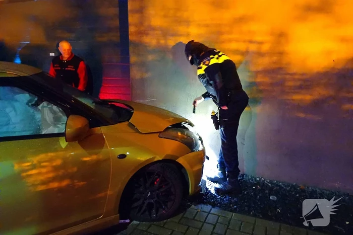 Auto crasht tegen gebouw, inzittenden ongedeerd