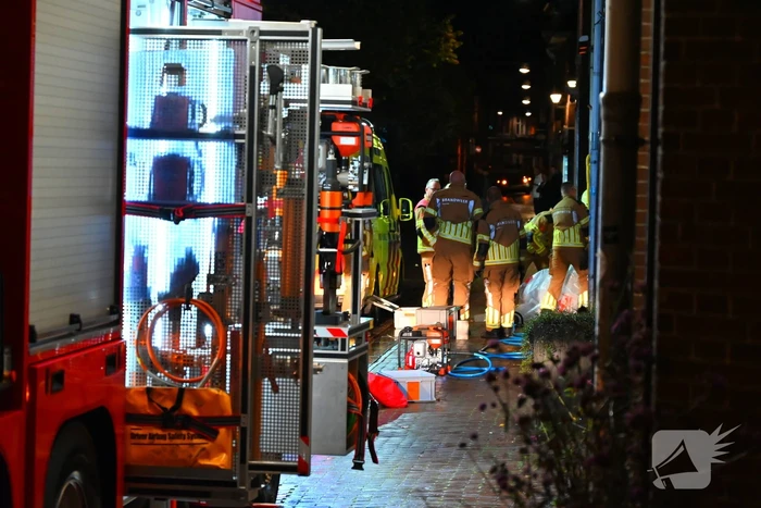 Persoon klem met vinger in winkeldeur
