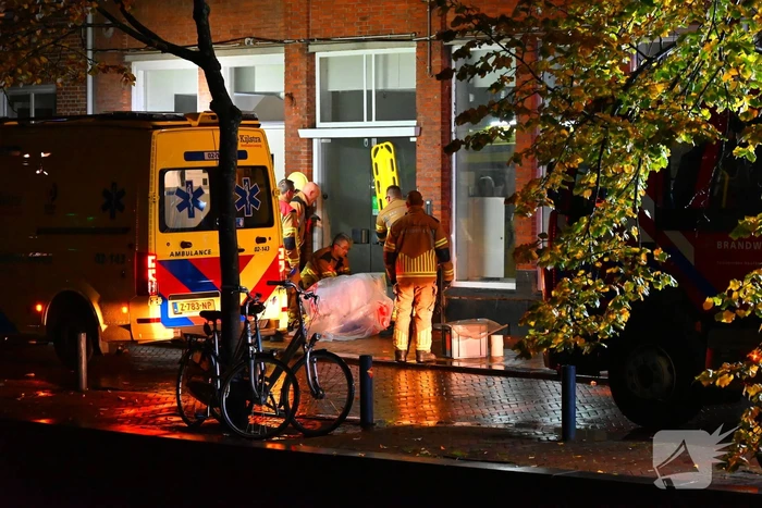 Persoon klem met vinger in winkeldeur