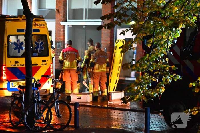 Persoon klem met vinger in winkeldeur