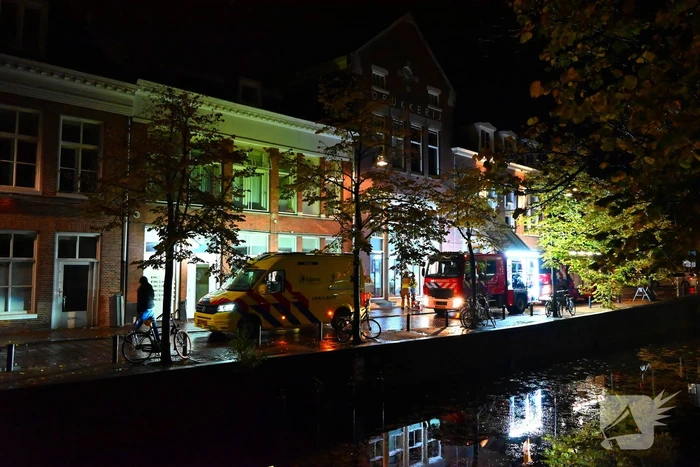 Persoon klem met vinger in winkeldeur