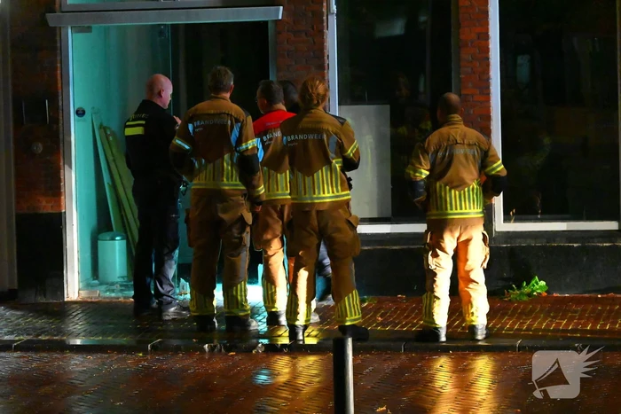 Persoon klem met vinger in winkeldeur