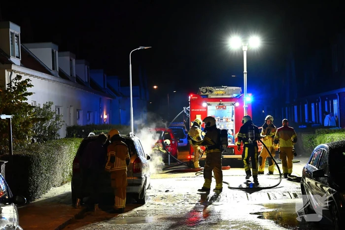 Geparkeerde auto vat vlam