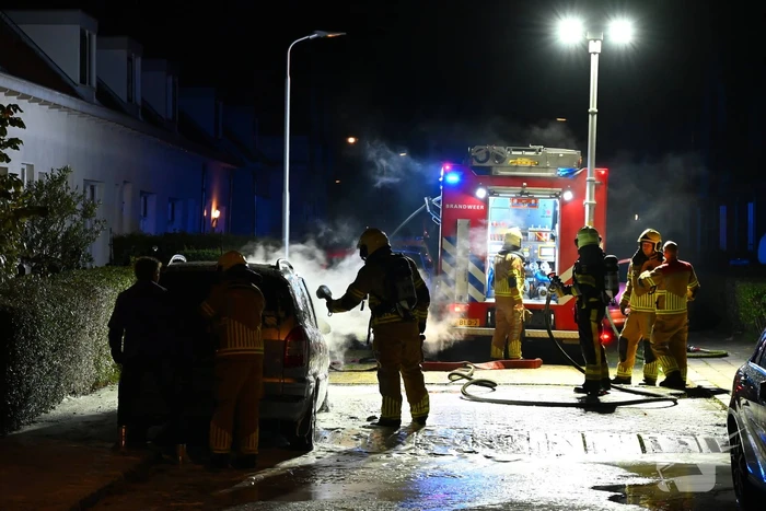 Geparkeerde auto vat vlam