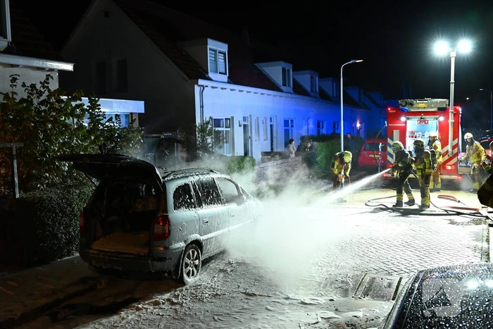 Geparkeerde auto vat vlam