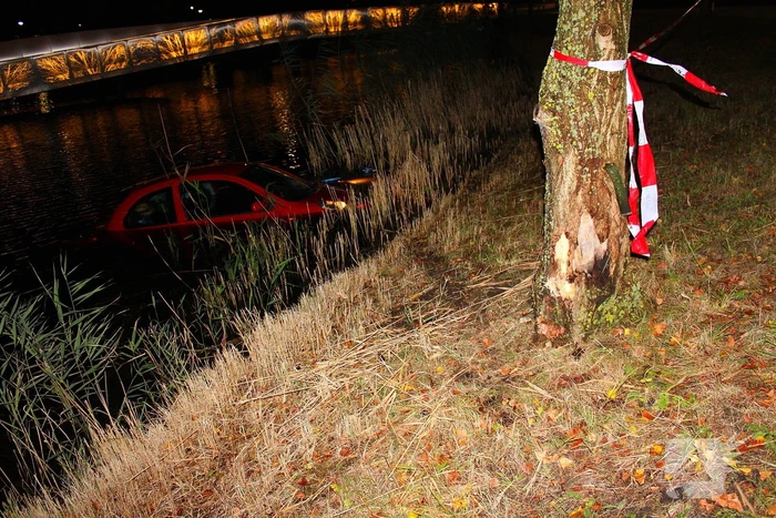 Personenauto raakt te water