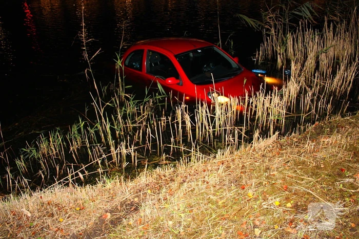 Personenauto raakt te water