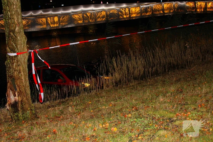 Personenauto raakt te water