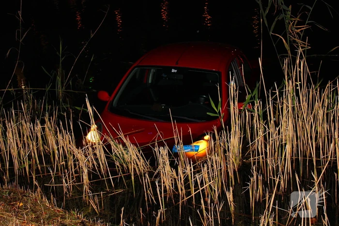 Personenauto raakt te water