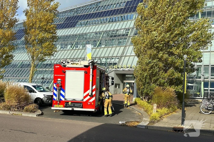 Bewaker ruikt brandlucht en alarmeert brandweer