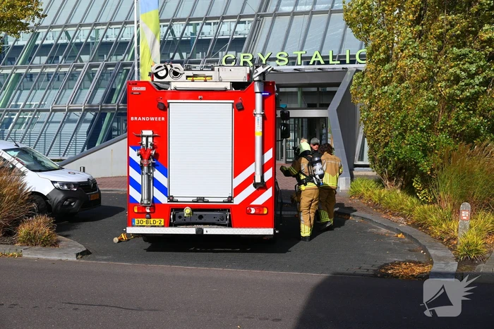 Bewaker ruikt brandlucht en alarmeert brandweer