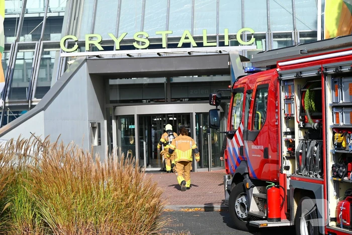 Bewaker ruikt brandlucht en alarmeert brandweer