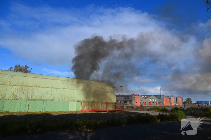 Veel rookontwikkeling bij uitslaande brand in loods