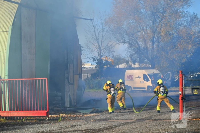 Veel rookontwikkeling bij uitslaande brand in loods