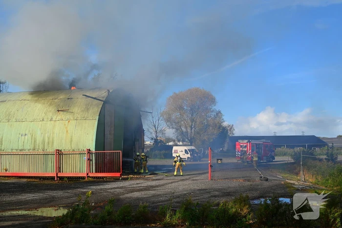 Veel rookontwikkeling bij uitslaande brand in loods