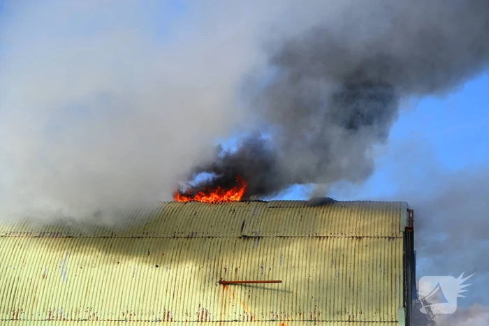 Veel rookontwikkeling bij uitslaande brand in loods