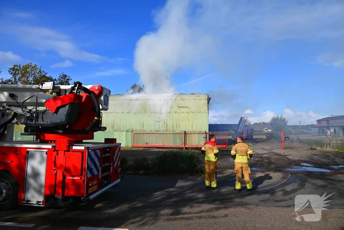 Veel rookontwikkeling bij uitslaande brand in loods