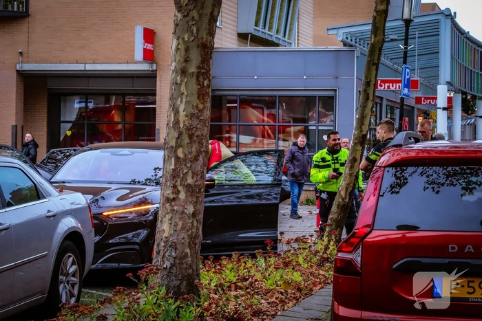 Persoon bekneld in auto