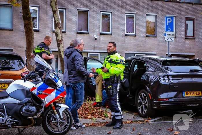 Persoon bekneld in auto