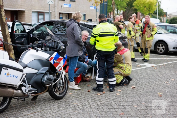 Persoon bekneld in auto
