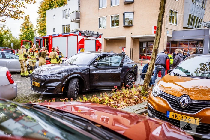Persoon bekneld in auto