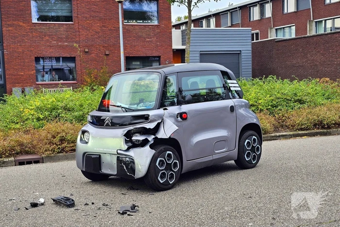 Automobilist rijdt door na aanrijding met brommobiel
