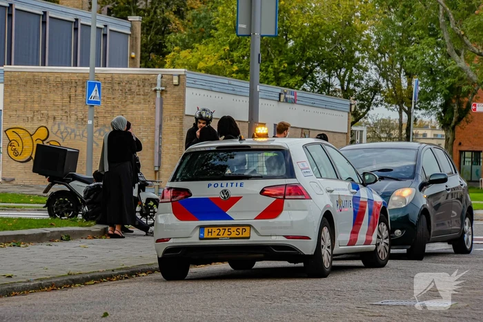 Bezorgscooter en automobilist met elkaar in botsing