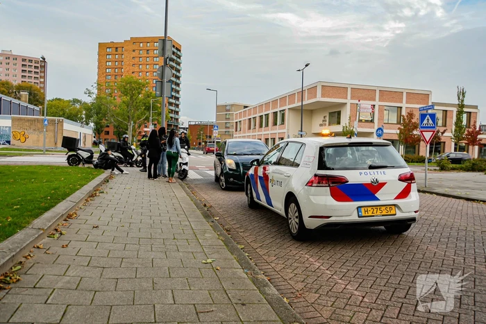Bezorgscooter en automobilist met elkaar in botsing