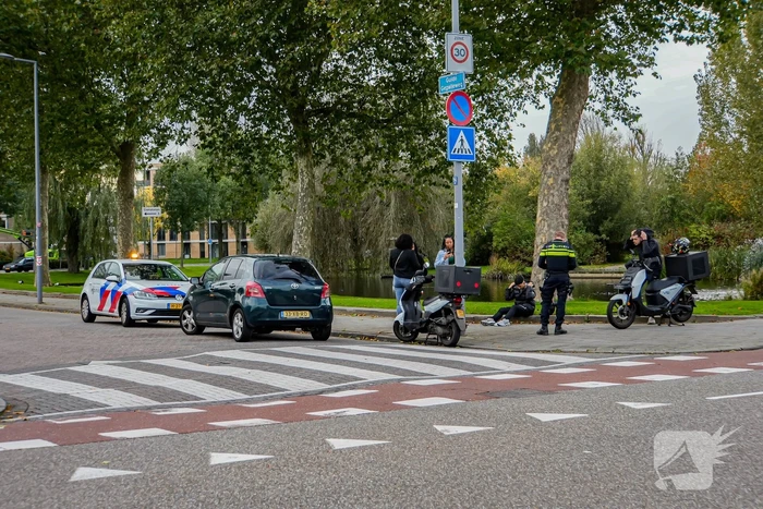 Bezorgscooter en automobilist met elkaar in botsing