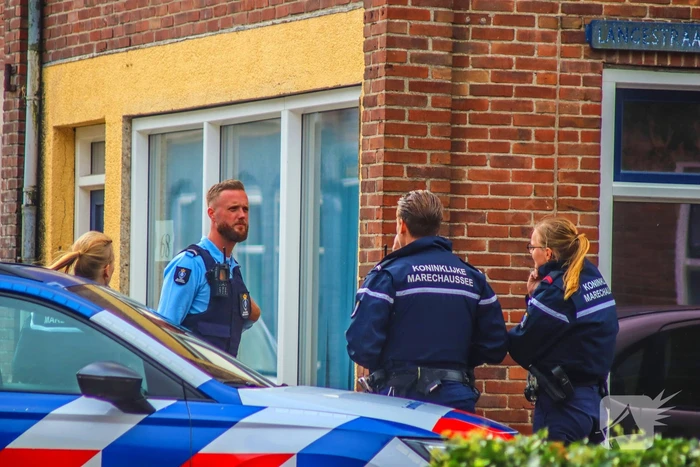 Hulpdiensten druk met persoon met onbegrepen gedrag