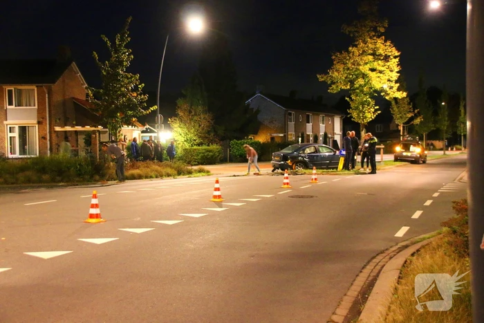 Twee auto's botsen tegen elkaar, flinke ravage op de weg