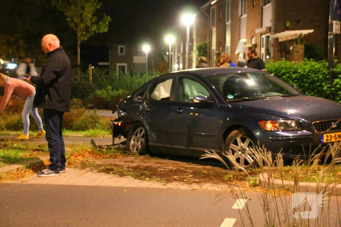 Twee auto's botsen tegen elkaar, flinke ravage op de weg