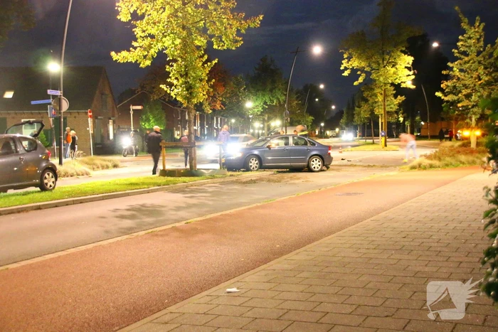 Twee auto's botsen tegen elkaar, flinke ravage op de weg