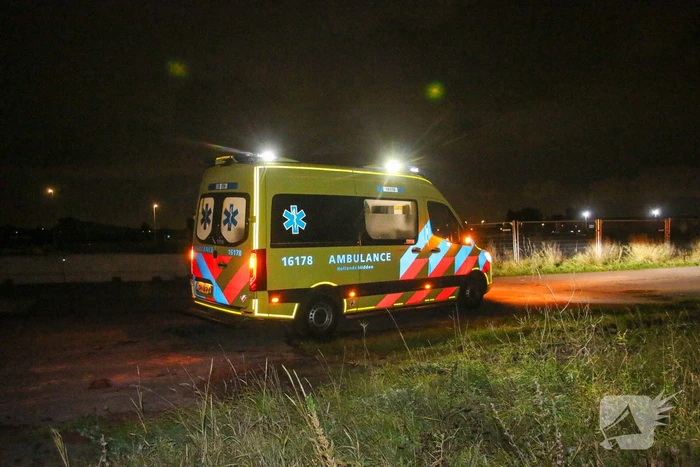 Brommerrijder rijdt sloot in