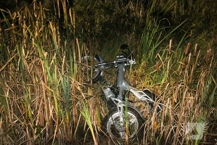 Brommerrijder rijdt sloot in