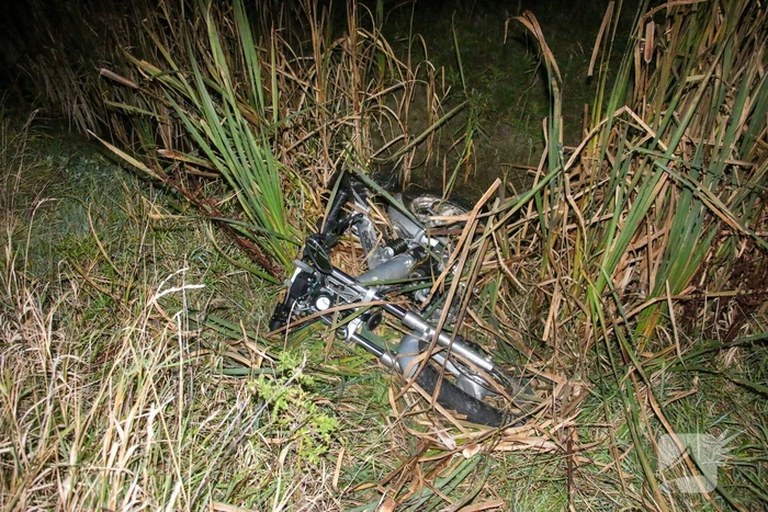 Brommerrijder rijdt sloot in
