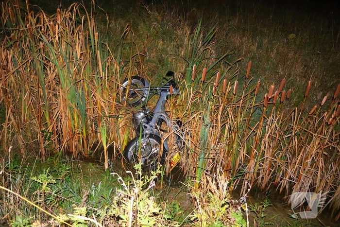Brommerrijder rijdt sloot in