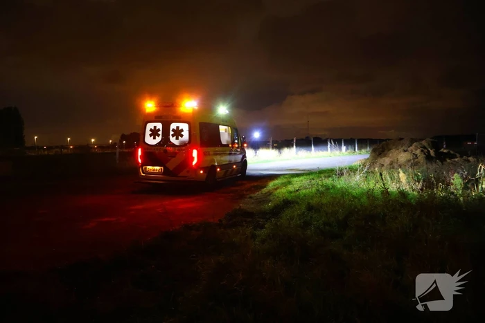 Brommerrijder rijdt sloot in