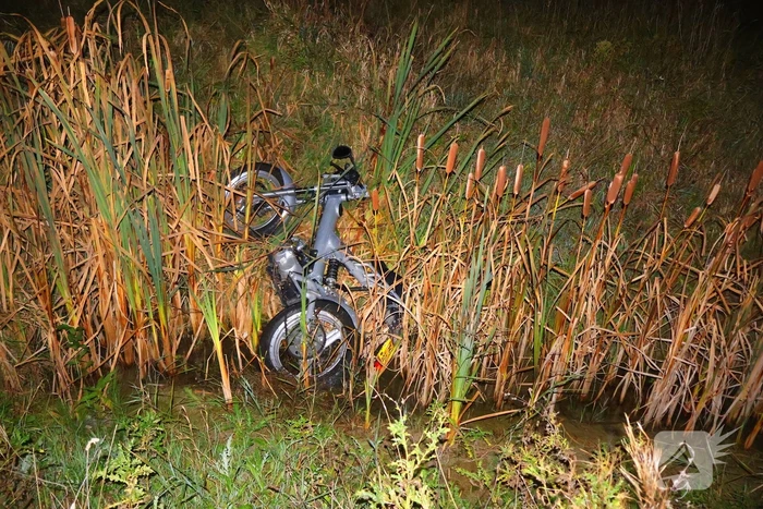 Brommerrijder rijdt sloot in